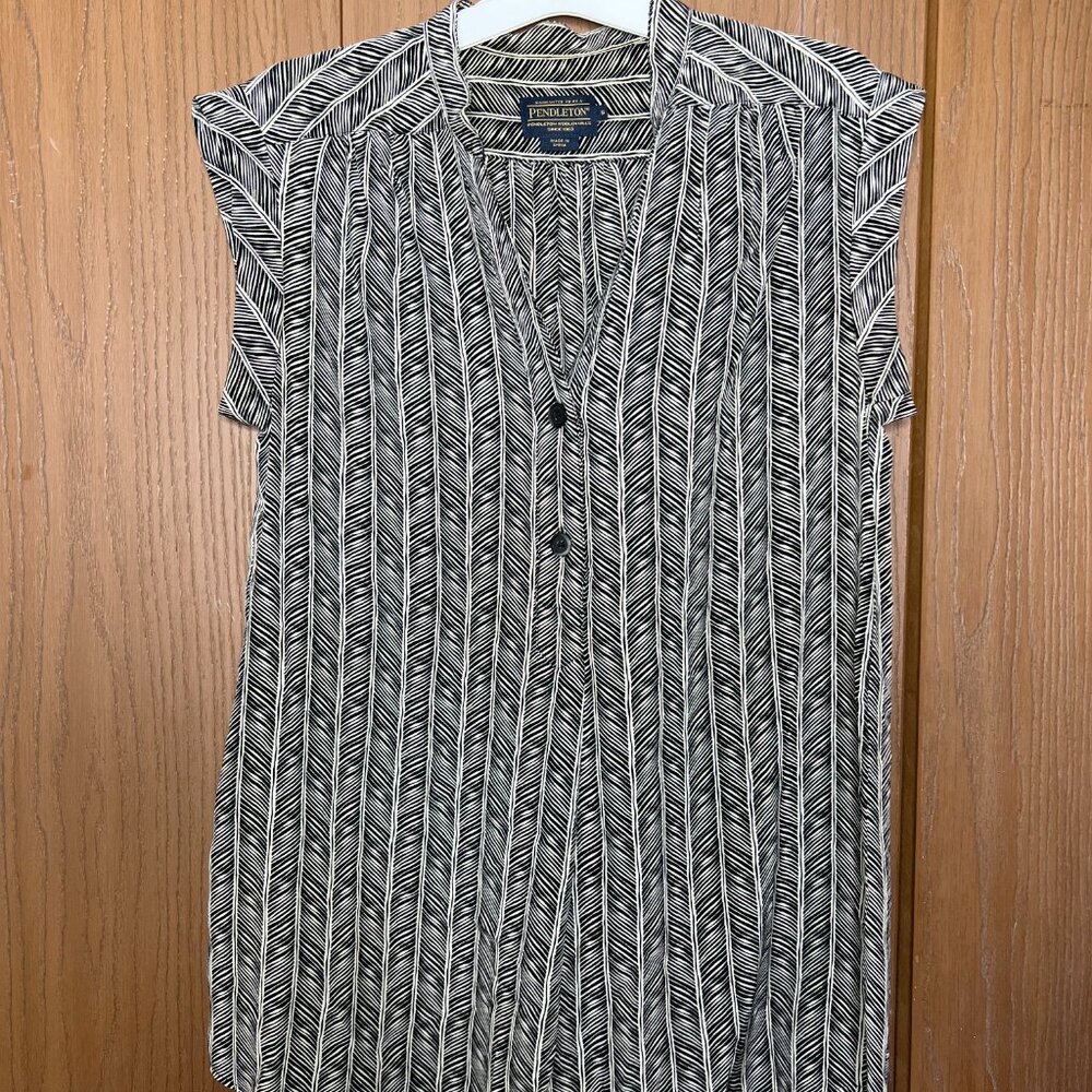 100% Silk Women’s Pendleton Small Flowy Sleeveless Blouse Black & White Pattern